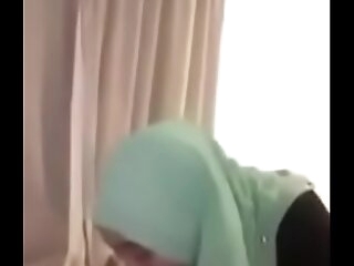 muslim hotel staff concerning hijab gives a blowjob and rides